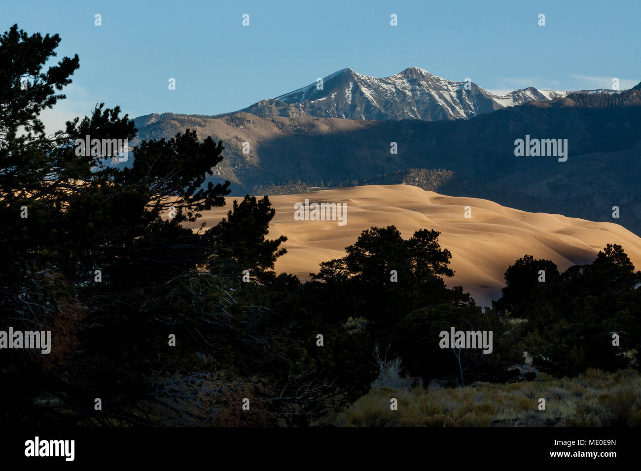 Great Sand Dunes National Park, Colorado est menacée par l'emporter sur l'intérêt pour l'administration des terres à proximité d'ouverture pour l'extraction minière. Banque D'Images