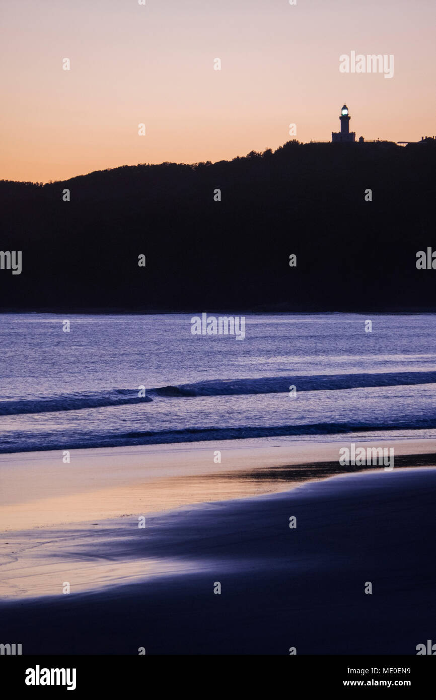 Silhouette de phare de Cape Byron sur colline et plage au coucher du soleil à Byron Bay en Nouvelle Galles du Sud, Australie Banque D'Images