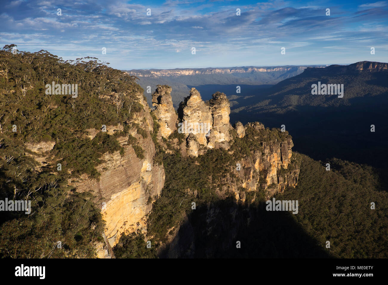 Les trois Sœurs formations rocheuses et aperçu des Blue Mountains National Park en Nouvelle Galles du Sud, Australie Banque D'Images