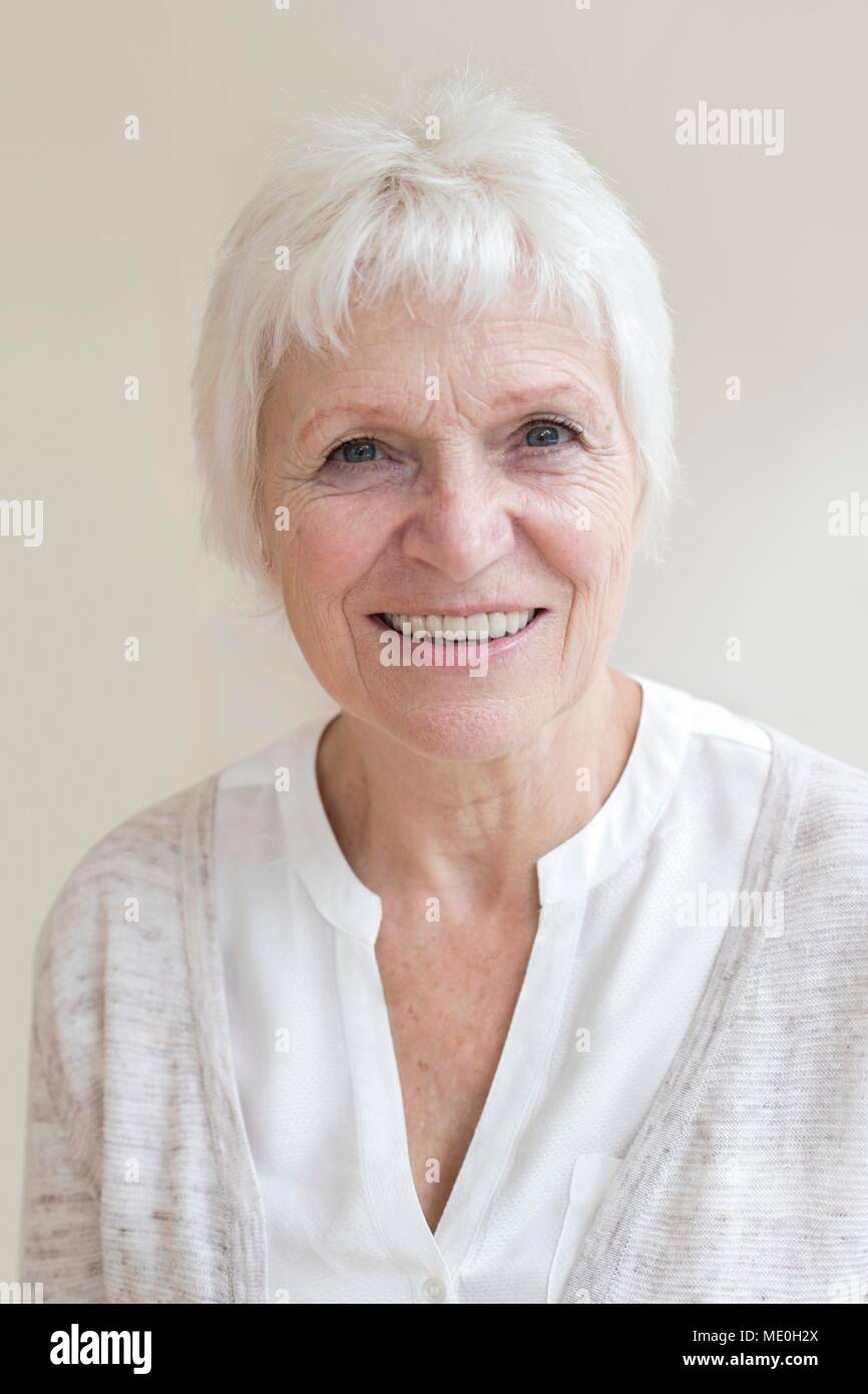 Senior woman smiling towards camera, portrait. Banque D'Images