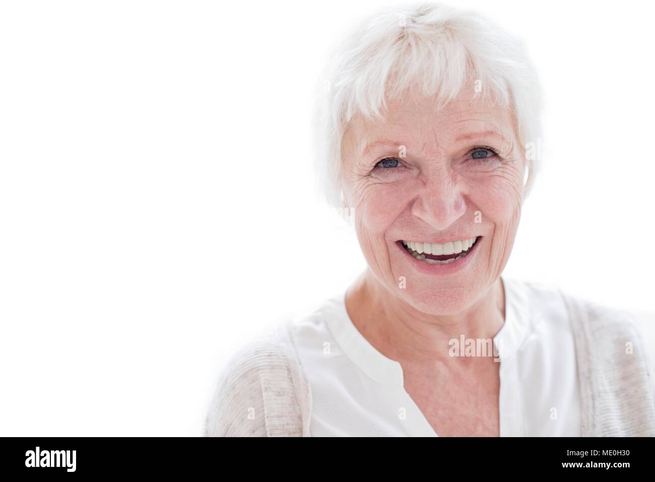 Senior woman smiling towards camera, portrait. Banque D'Images
