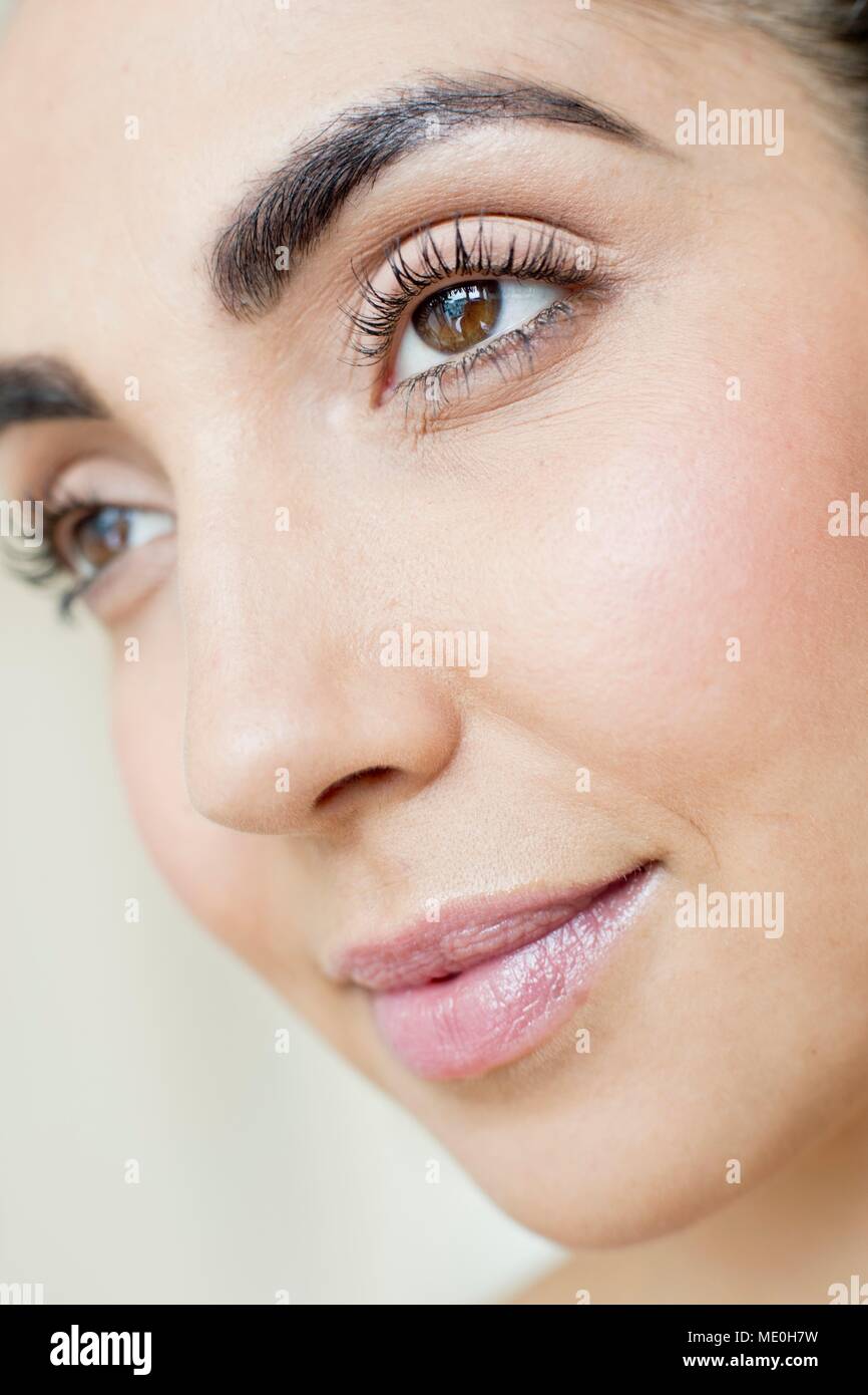 Jeune femme avec des yeux bruns, portrait. Banque D'Images