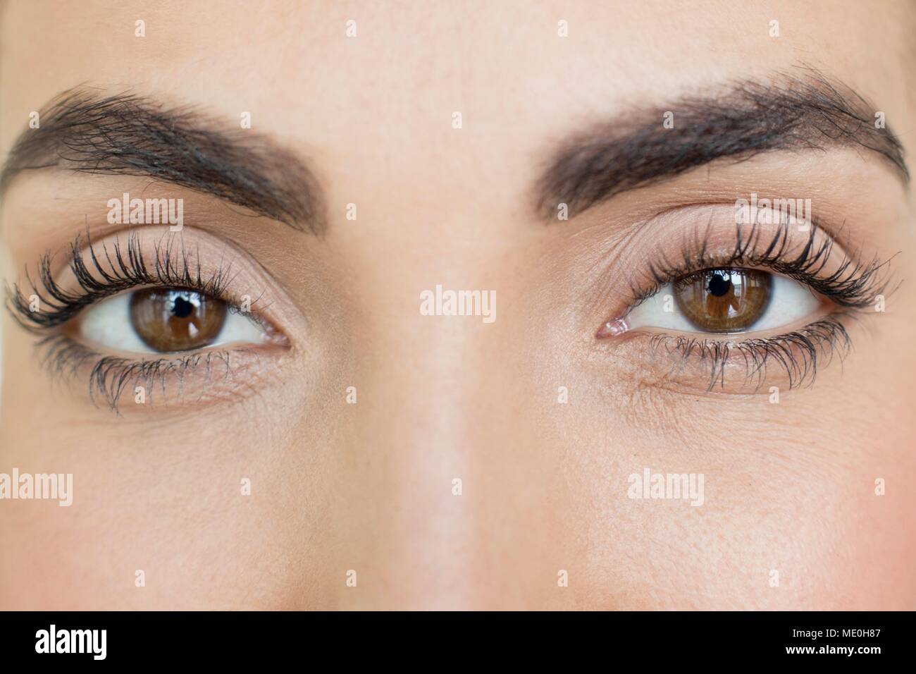 Jeune femme avec des yeux bruns, portrait. Banque D'Images