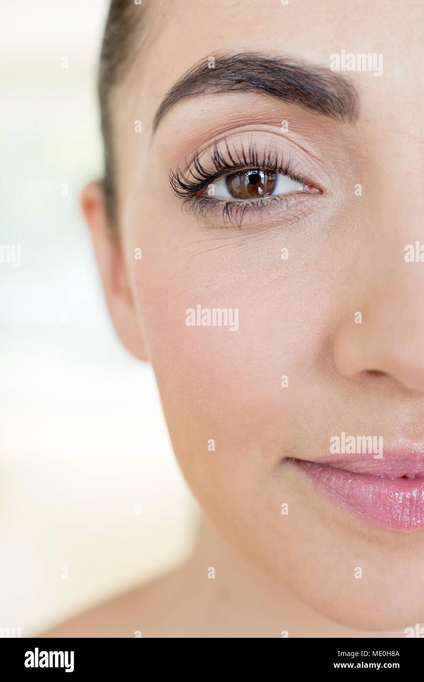 Jeune femme avec des yeux bruns, portrait. Banque D'Images