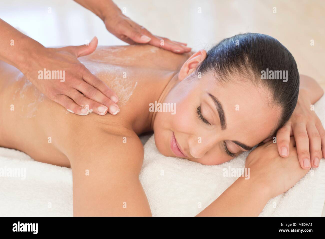 Jeune femme ayant massage dos, portrait. Banque D'Images