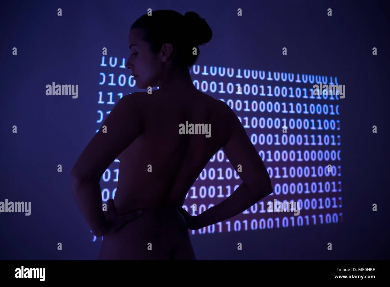 Femme avec un code binaire. Banque D'Images