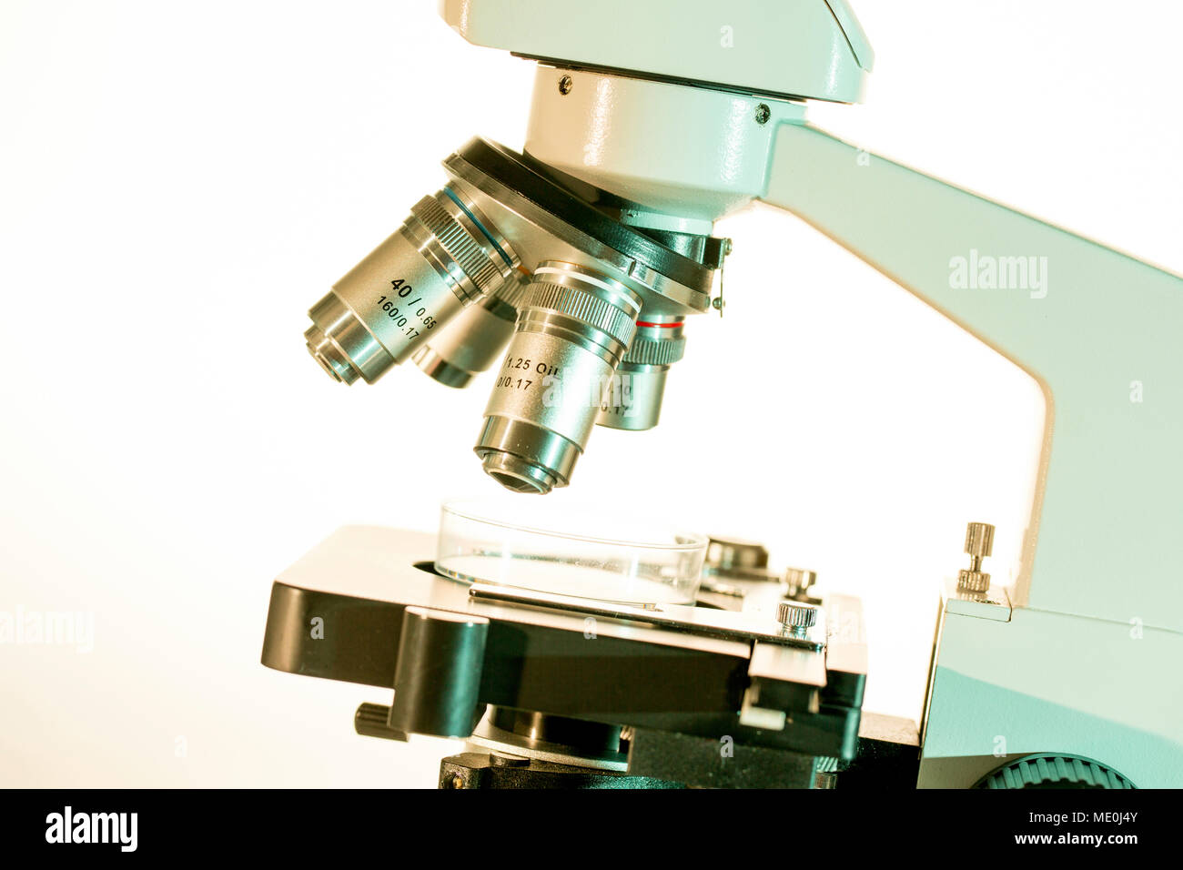 La lumière du microscope et de l'objectif. Banque D'Images