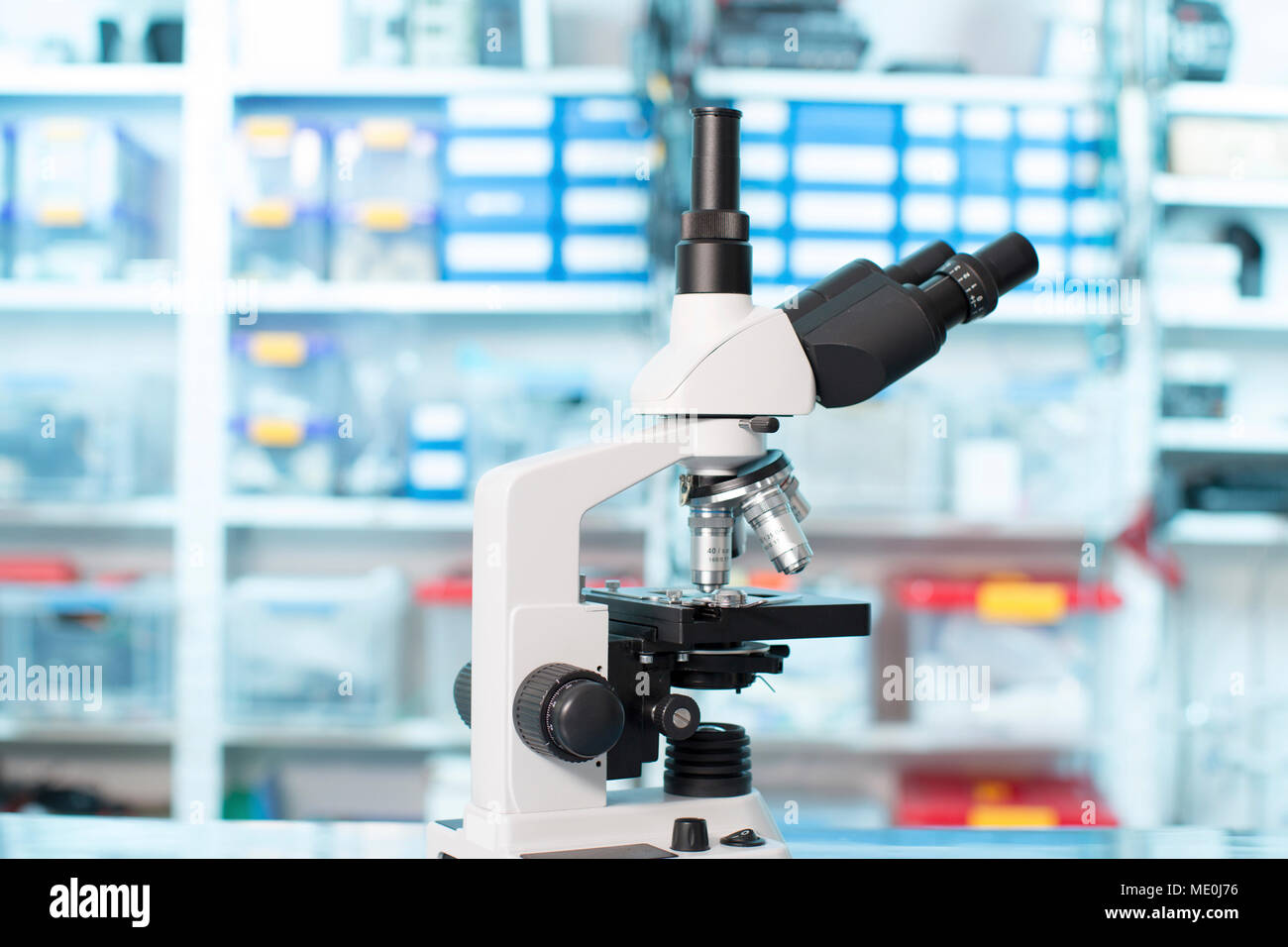 Microscope optique en laboratoire. Banque D'Images