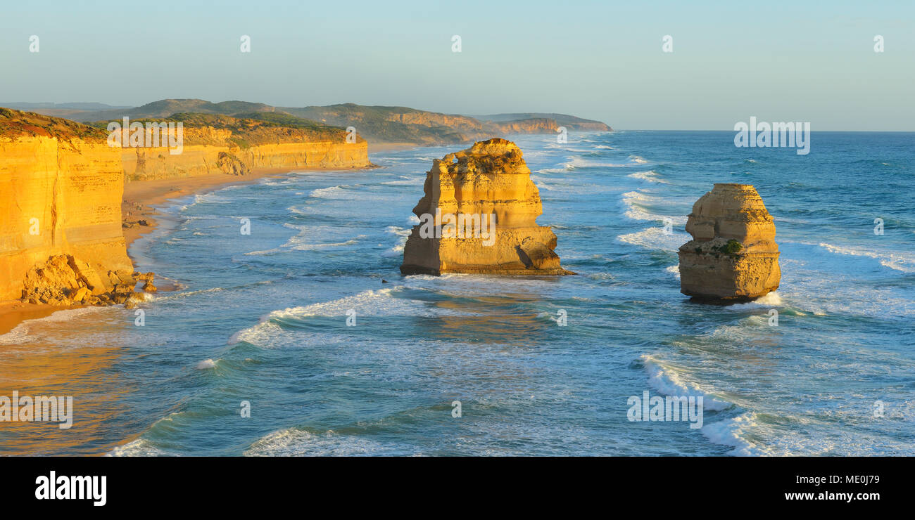 Les cheminées en pierre calcaire des Douze Apôtres le long du littoral côtier à Princetown, Great Ocean Road, à Victoria, Australie Banque D'Images