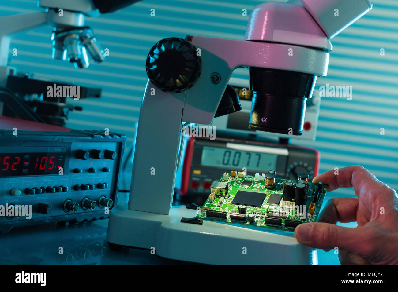 Circuit de l'examen avec microscope. Banque D'Images