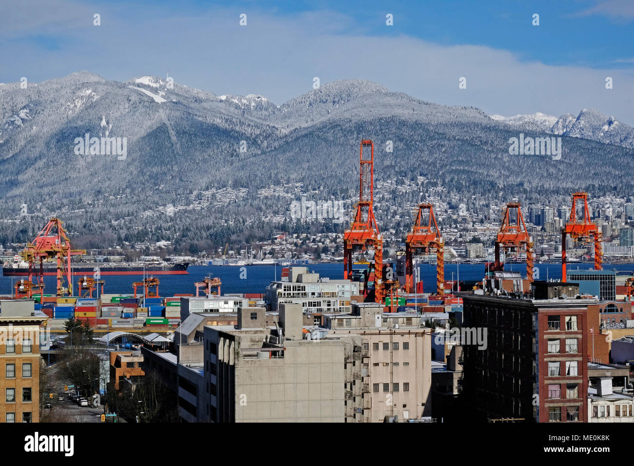 Le port de Vancouver avec la montagne Grouse sur gauche, Vancouver, British Columbia, Canada Banque D'Images