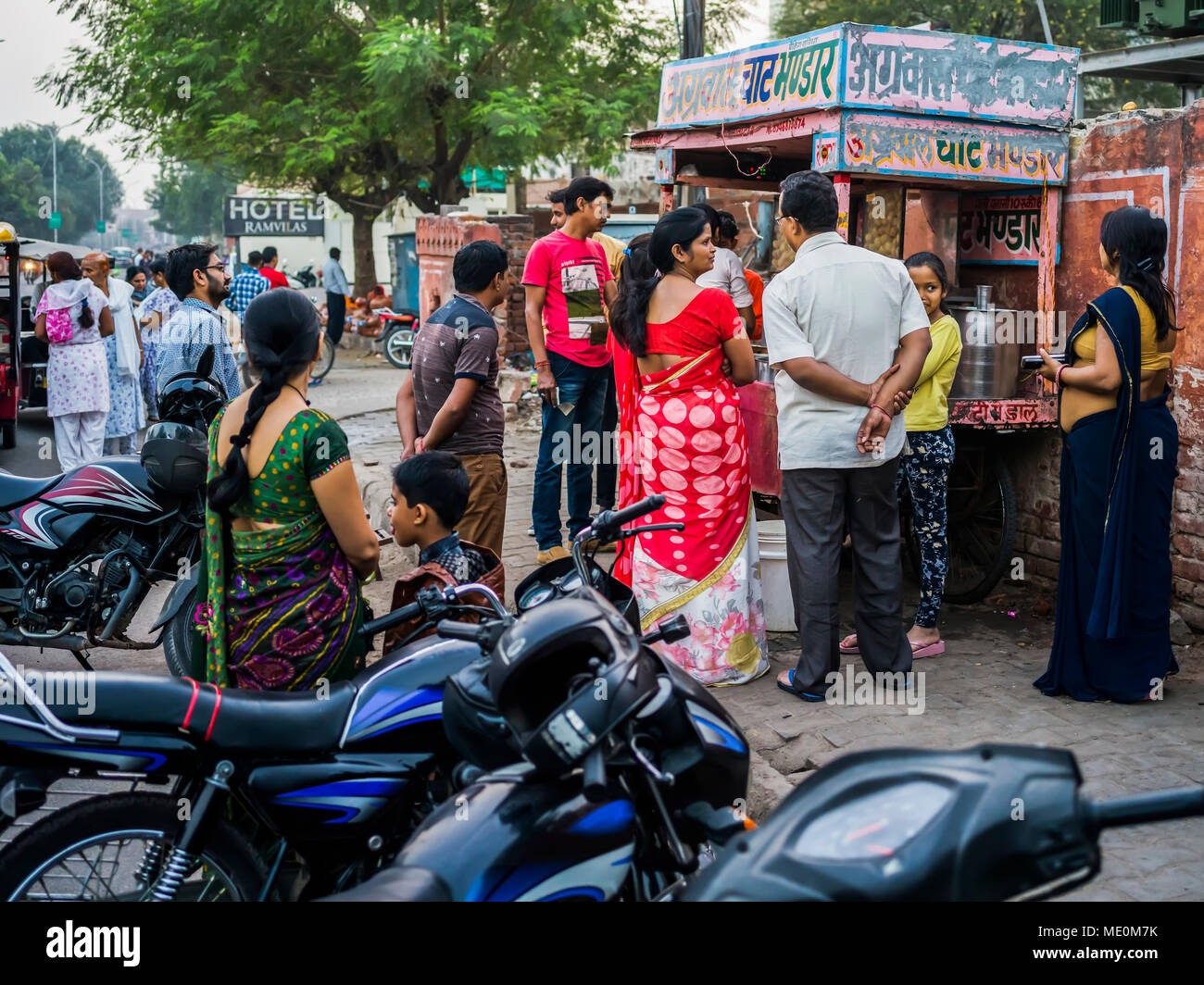 Personnes ont fait la queue à l'extérieur de l'étal d'un vendeur d'effectuer un achat, Jaipur, Rajasthan, Inde Banque D'Images