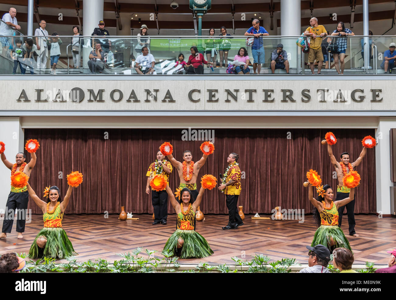Danseurs Hula shoppers divertissant au centre commercial Ala Mona's stage à Waikiki, Honolulu, Oahu, Hawaii, United States of America Banque D'Images
