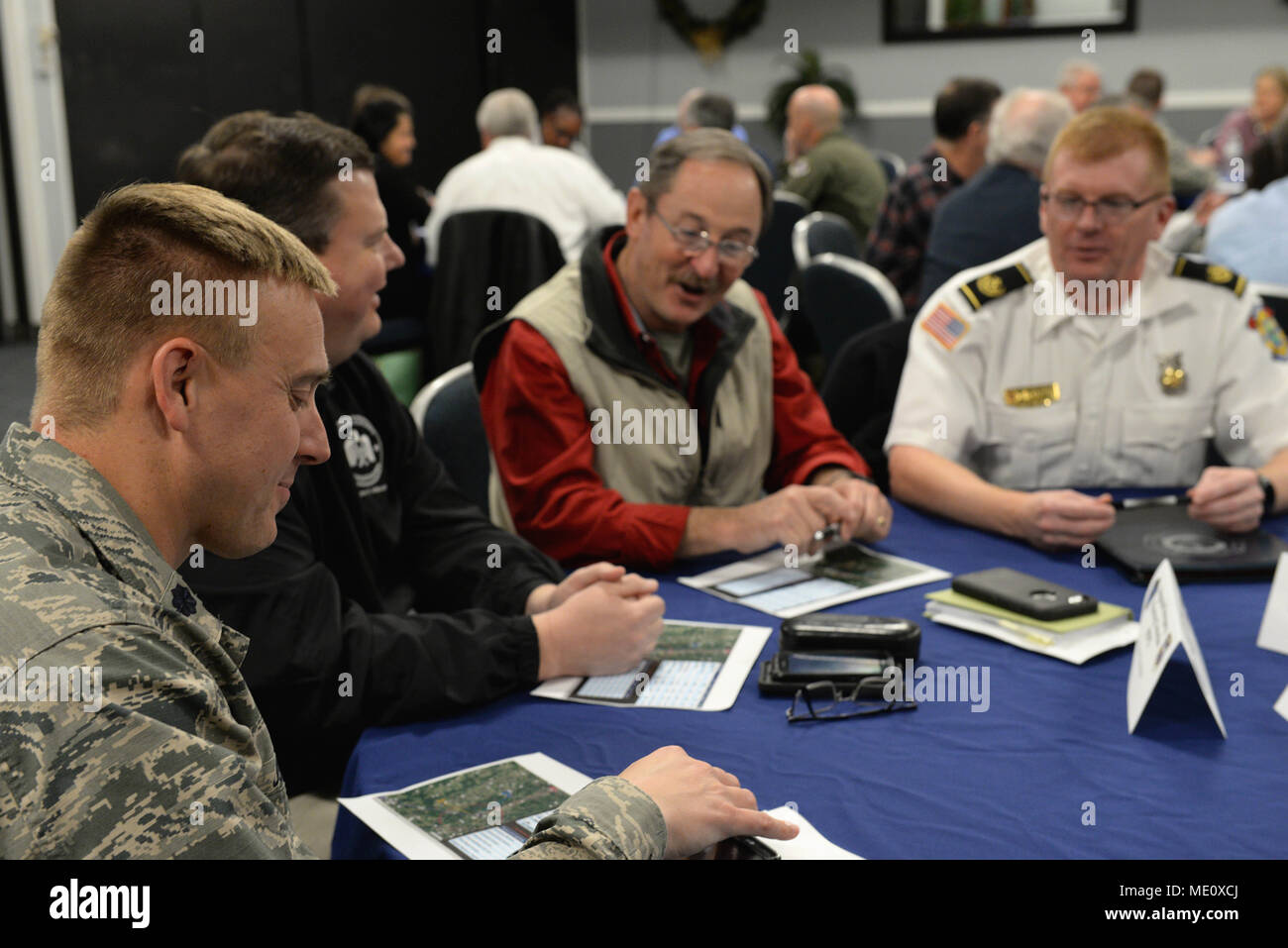 Les dirigeants de base et les partenaires communautaires de discuter d'éventuelles initiatives le 12 décembre 2017, à Columbus Air Force Base, au Mississippi, au cours d'une réunion de partenariat communautaire de la Force aérienne. Ces rencontres aident à développer de nouvelles et meilleures façons de tirer profit de la Force aérienne et les communes par le biais de la gestion des urgences, aviateurs, contre l'alcool au volant, le centre-ville de plage de prise de l'utilisation et plus encore. (U.S. Air Force photo par un membre de la 1re classe Keith Holcomb) Banque D'Images