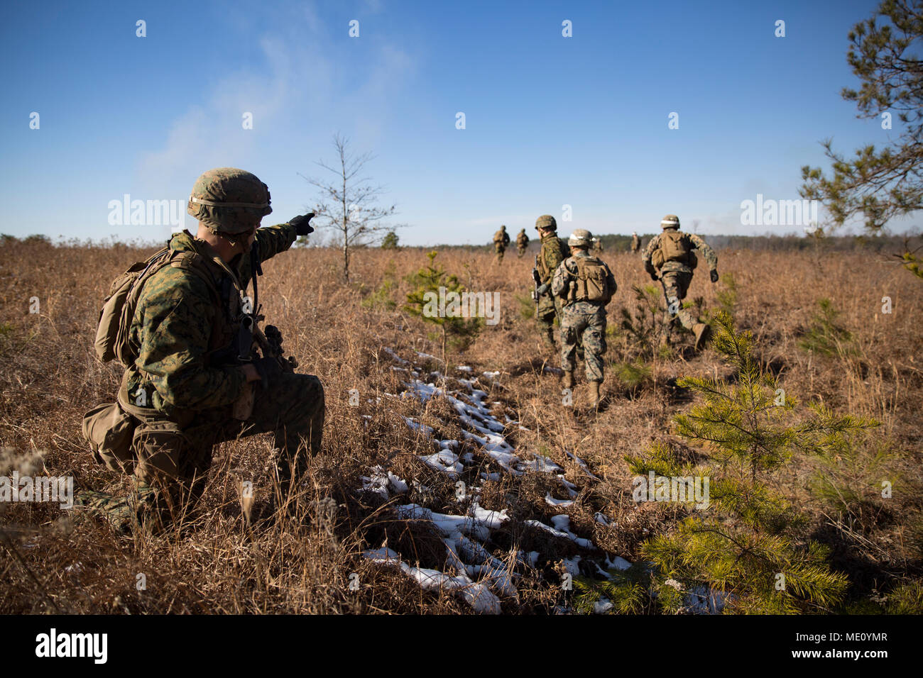 Les Marines américains auprès de la société E., 2e Bataillon, 8e Régiment de Marines, traverser la zone où un obstacle mines avaient été tirés du Système de rupture au milieu de l'exécution d'un niveau de l'entreprise portée lors d'un déploiement de la formation (DFT) sur Fort AP Hill, VA., le 11 décembre 2017. Le but de la DFT est d'intégrer tous les membres du bataillon dans la formation squad, peloton, compagnie, et niveau du bataillon compétences tactiques afin de maintenir la maîtrise des tâches essentielles de la mission de base pour un déploiement prochain. (U.S. Marine Corps photo par Lance Cpl. Timothy J. Lutz) Banque D'Images