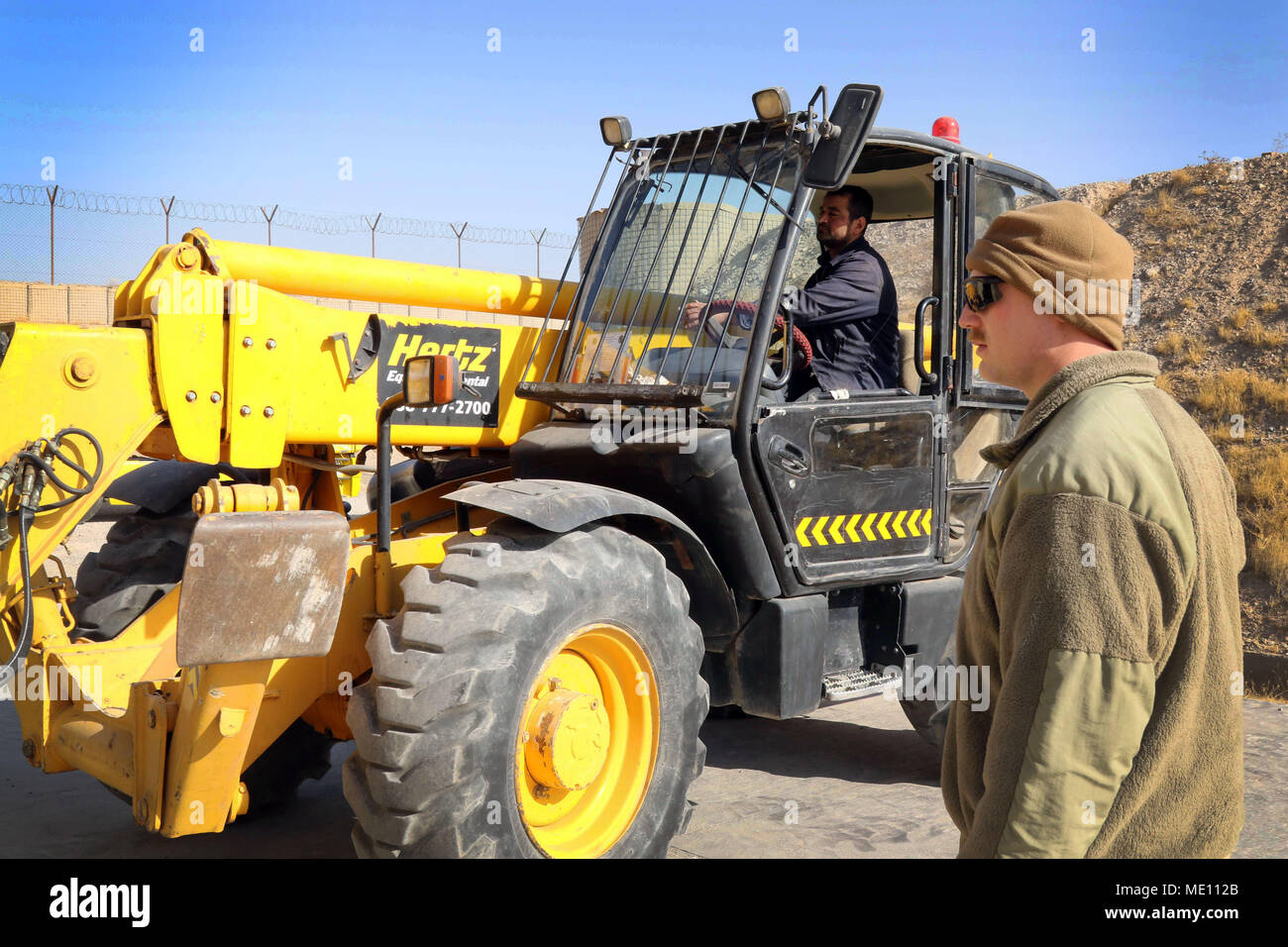 L'AÉRODROME DE BAGRAM, Afghanistan - SPC. Osterfoss Justin, un coordonnateur de la gestion du transport avec la 77e équipe de contrôle des mouvements, 165e Bataillon de soutien au maintien en puissance de combat, supervise Herat Ayber les entrepreneurs en construction au cours de leur matériel de manutention (MM) fonctionnement au Camp Arena le 11 décembre. L'équipe de SME s'occupe de la circulation d'équipements lourds tout au long de l'utilisation de chariots élévateurs, de l'Aréna Camp des véhicules à plate-forme et une grue de 50 tonnes. (U.S. Photo de l'armée de l'illustration par la CPS. Elizabeth White avec 3ID RSSB/libérés) Banque D'Images