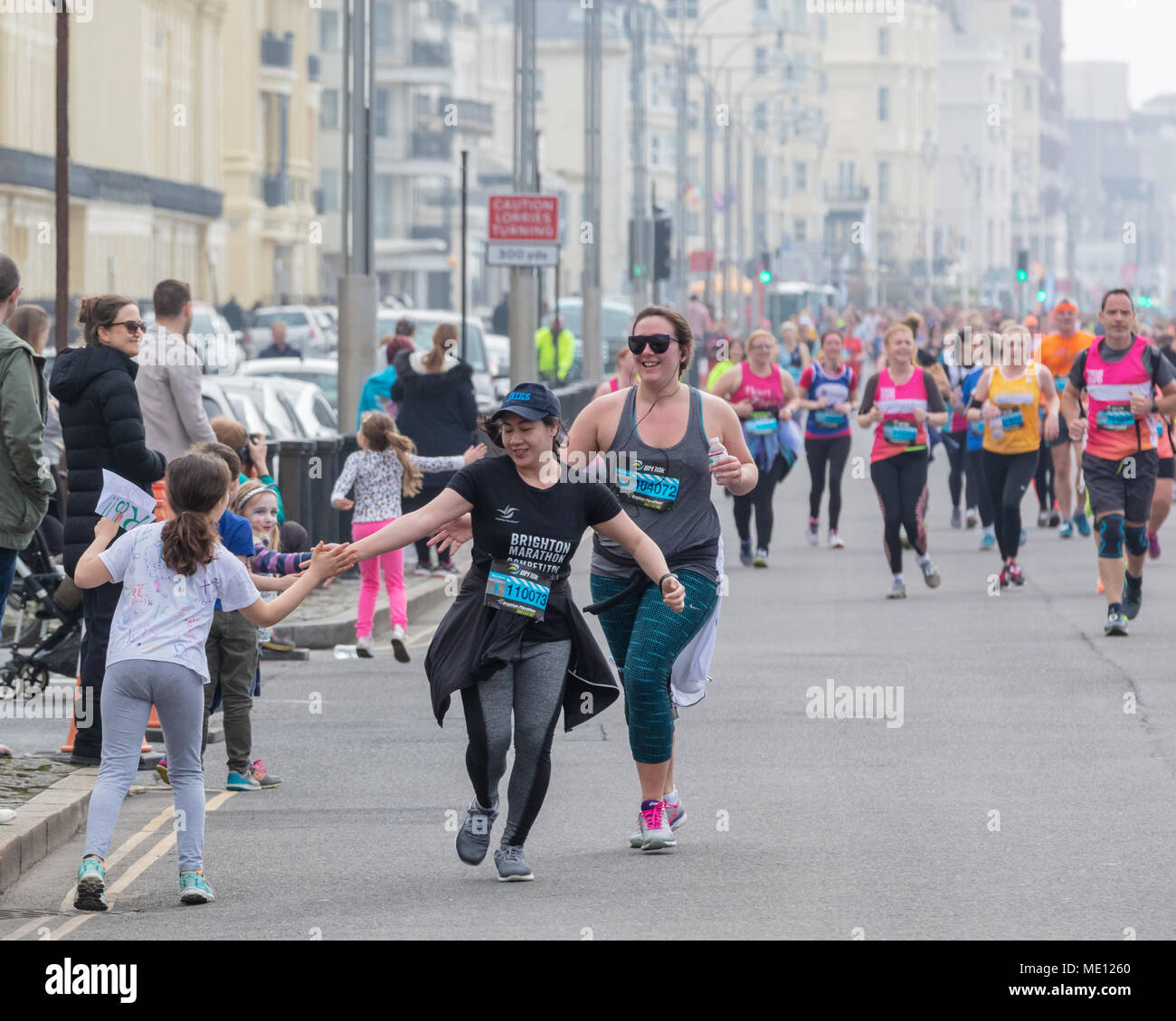 Brighton, Sussex, Royaume-Uni ; 15 avril 2018 ; les enfants de la 'route' cinq coureurs dans le cas 10K Banque D'Images