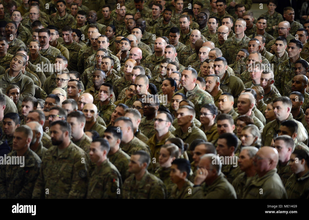 Vice-président de l'United States Mike Pence visites service américain membres et parle sur la stratégie en Afghanistan, le 21 décembre 2017 à Bagram Airfield. Après un discours de 40 minutes, Pence a remercié des troupes pour leur maintien en service pendant la saison de vacances. (U.S. Air Force photo/Le s.. Cox Divine) Banque D'Images