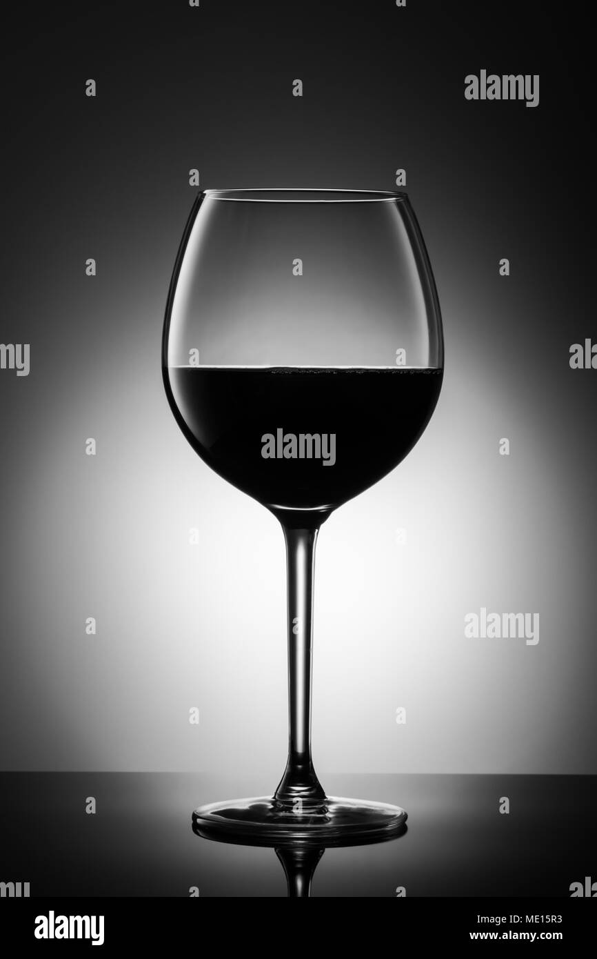 Grand verre de vin rouge foncé de forme de raisins boisson alcoolisée sur fond lumineux pour restaurant menu publicité shot with copy space Banque D'Images