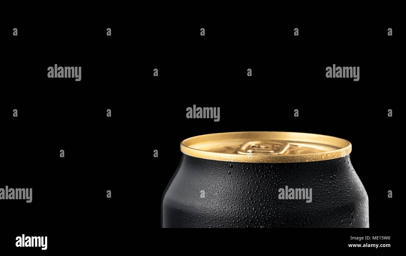 Close Up d'aluminium peut de la bière avec des gouttes publicité tourné sur fond noir avec reflet réaliste Banque D'Images