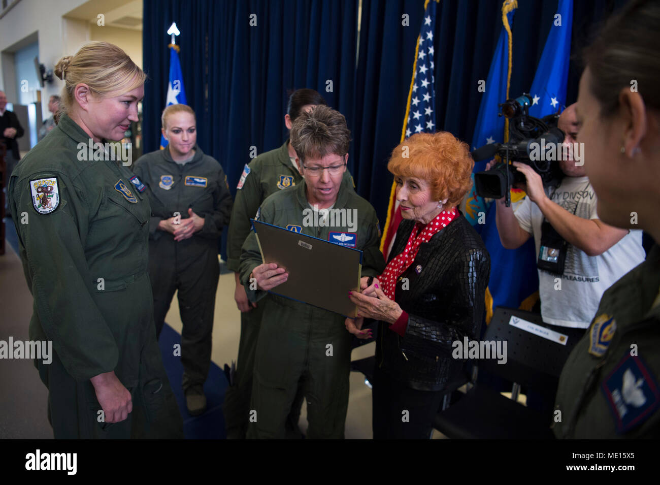 Le chef de l'US Air Force Master Sgt. Deborah McGuane, 336e Escadron de ravitaillement en vol, et Elinor Otto, mieux connu sous le nom de Rosie Riveter l'oeil à un "Nous pouvons le faire' poster après Elinor signé sur Mars Air Reserve Base, Californie, le 18 décembre 2017. Le sergent-chef en chef. McGuane fait partie d'un KC-135 Stratotanker femelle tous les membres d'équipage qui fera le plein d'un C-17 Globemaster III qui peut voler par Elinor pour son premier vol de C-17. (U.S. Air Force Photo par le Sgt. Eric Harris / relâché) Banque D'Images