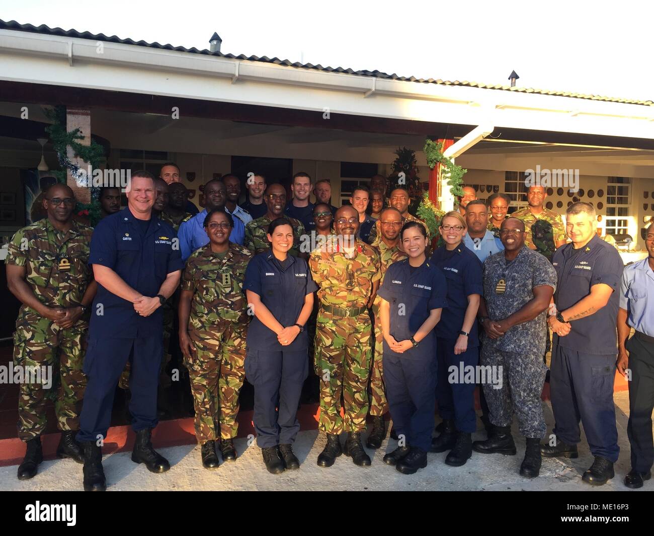 L'équipage du garde-côte de Legare stand avec les membres de la Force de défense de la Barbade à Bridgetown, Barbade, au cours de leur patrouille. La Faucheuse Legare est retourné à Portsmouth, en Virginie, le 24 décembre 2017, après avoir effectué un déploiement de 45 jours à la mer des Caraïbes à l'appui de l'opération Unified résoudre. Banque D'Images