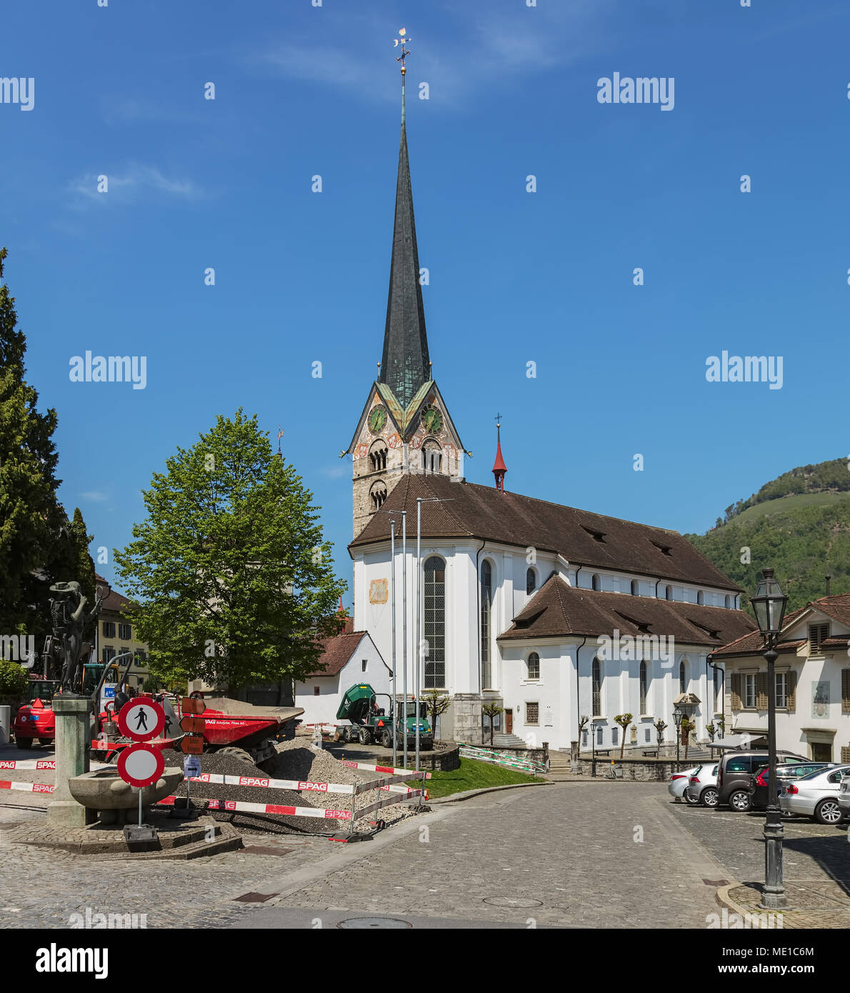 Stans, Suisse - 8 mai, 2016 : une rue dans la partie centrale de la ville de Stans, bâtiment de l'église Saint Pierre et Paul. La ville de Zürich est t Banque D'Images