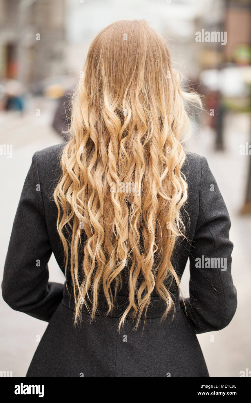 Long cheveux blond ondulé femelle, vue arrière, rue de l'automne en plein  air Photo Stock - Alamy