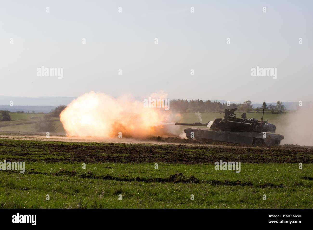 Des soldats américains affectés au 1er Bataillon du 63e régiment de blindés, 2ème Armored Brigade Combat Team, 1re Division d'infanterie, effectuer la formation d'un M1A2 Abrams tank pendant les résoudre X Exercice de tir réel à Grafenwoehr, Allemagne, le 19 avril 2018. L'Évaluation militaire interarmées (JWA) aide à l'armée d'évaluer des concepts émergents, intégrer de nouvelles technologies, et de promouvoir l'interopérabilité au sein de l'armée, avec d'autres services, les alliés des États-Unis, et d'autres partenaires de la coalition. JWA est le seul lieu d'exercice de l'évaluation 27 des concepts et des capacités tout en alignant avec l'Europe de l'armée américaine et l'état de préparation d'autres componen Banque D'Images