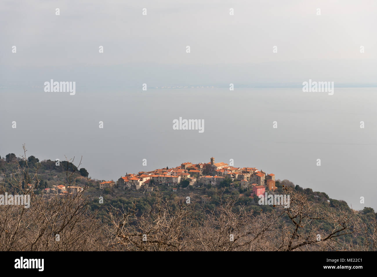 L'ancien village de Beli (île de Cres, Croatie) en face de la mer sur un jour nuageux au printemps Banque D'Images