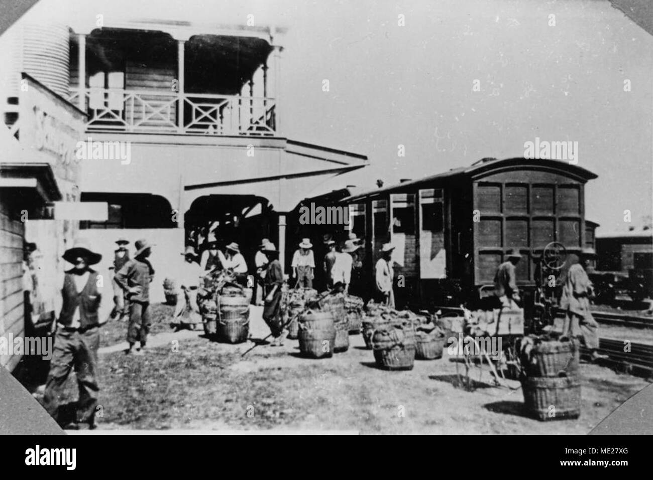 Les jardiniers chinois à la gare de Cairns, 1910. Banque D'Images