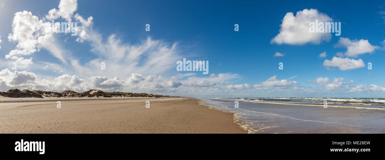 Nuages à la plage de la mer du Nord, Henne Mølle, Région Danemark du Sud, Danemark Banque D'Images