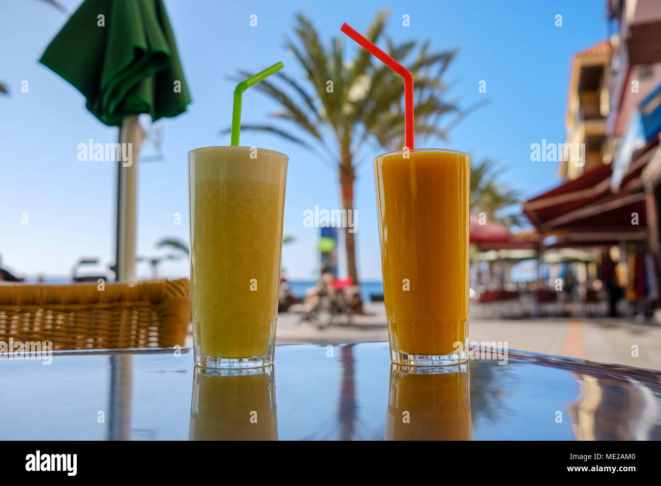 Deux verres de jus de fruits sur la table, la Playa, Valle Gran Rey, La Gomera, Canary Islands, Spain Banque D'Images