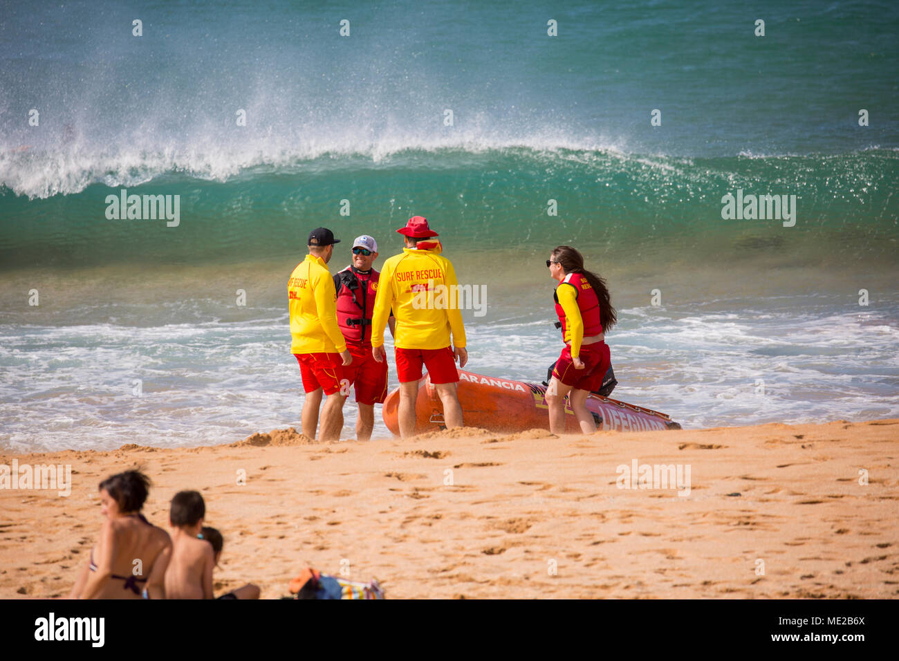Des sauveteurs de sauvetage de surf bénévoles sur Avalon Beach à Sydney, Nouvelle-Galles du Sud, Australie avec leur canot de sauvetage gonflable de surf de zodiaque Banque D'Images