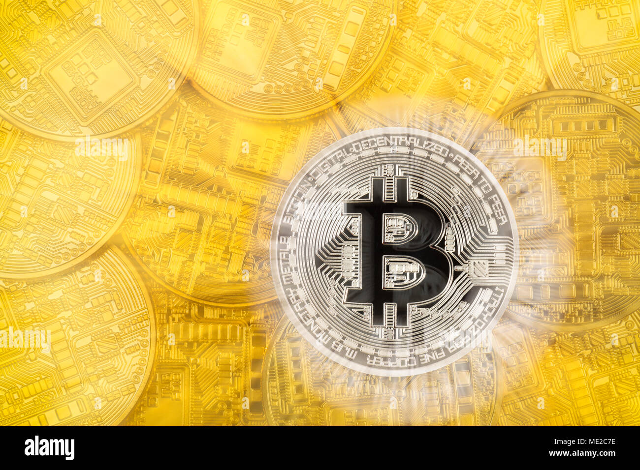 Image symbole de l'action de la turbulence de la monnaie numérique, de l'or monnaie physique Bitcoin Banque D'Images