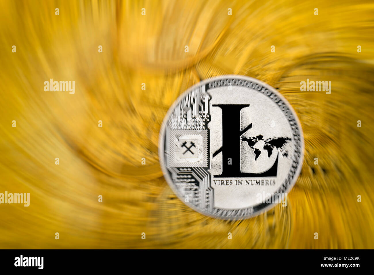 Image symbole de l'action de la turbulence de la monnaie numérique, l'or pièce Litecoin physique Banque D'Images