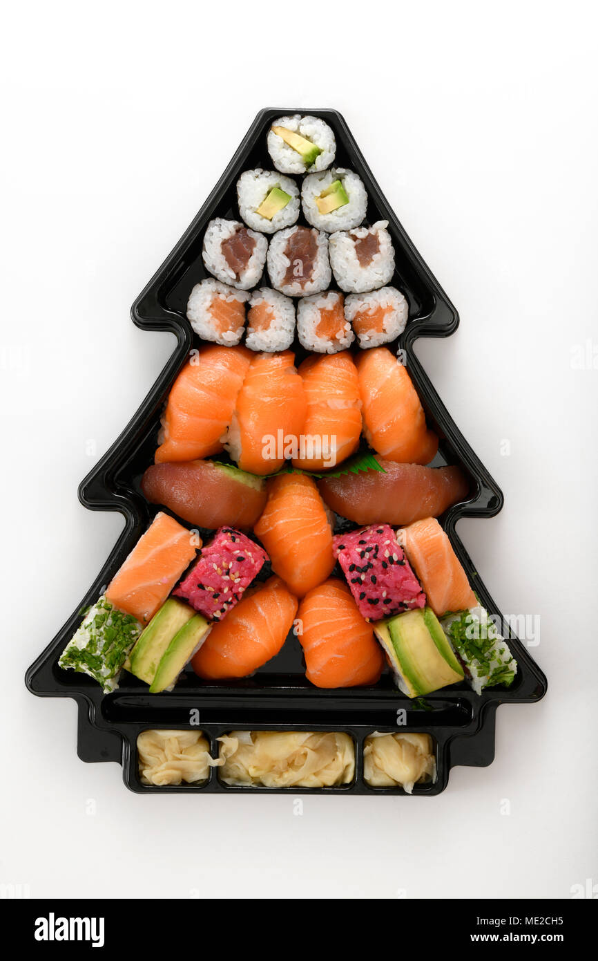Plat à Sushi sous la forme d'un arbre de Noël avec maki, nigiri UraMaki, avec du saumon, thon, anguille, gingembre frais. Banque D'Images