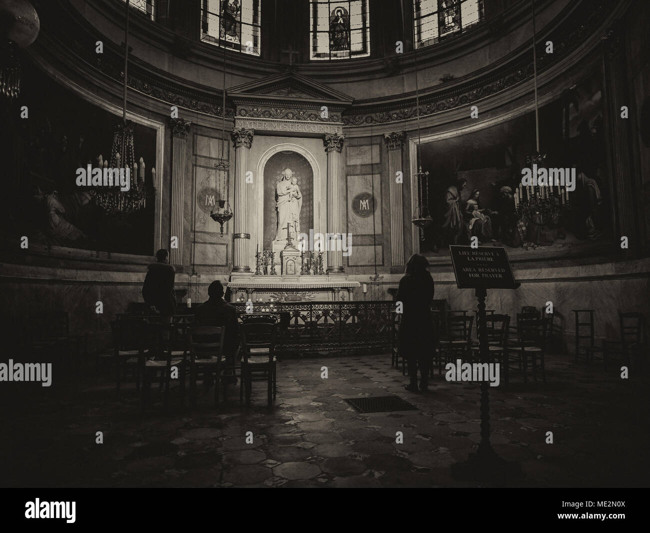 Paris, France - 7 janvier 2018 : Autel dédié à la Vierge Marie et l'enfant Jésus à l'intérieur de la Basilique du Sacré-Cœur de Montmartre, Paris. Banque D'Images