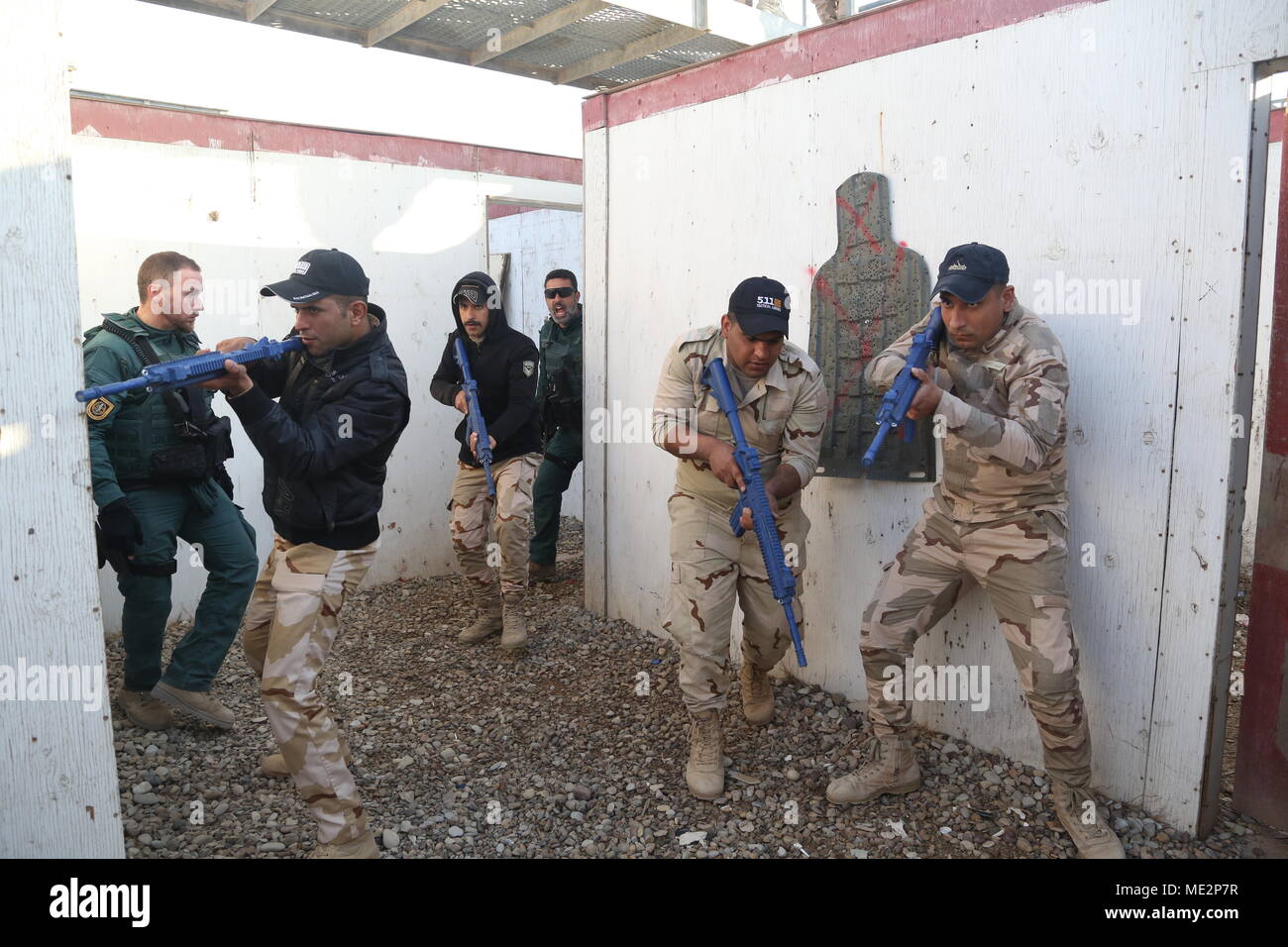 Guardia Civil espagnole des soldats effectuent des exercices de compensation chambre tout en corrigeant les soldats iraquiens et de leur expliquer ce qu'ils font mal au cours de la formation du commandement des opérations de Bagdad au Camp Besmaya 30 Décembre, 2017. Cette formation fait partie de la Force opérationnelle interarmées combinée globale - Fonctionnement résoudre inhérent à la mission de renforcer les capacités des partenaires qui se concentre sur la formation et de l'amélioration de la capacité des forces des combats en partenariat avec ISIS. Les GFIM-OIR est la Coalition mondiale pour vaincre ISIS en Iraq et en Syrie. (U.S. Photo de l'armée par la CPS. Westpfahl Shannon) Banque D'Images