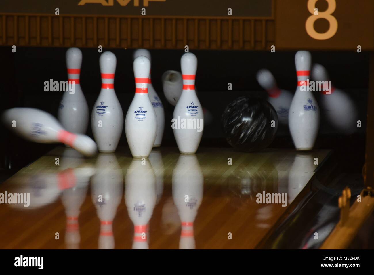 La 50th Space Wing est une unité de l'armée de l'air des États-Unis anciennement basée à Schriever Air Force base, Colorado. L'image d'archive documente une balle de bowling frappant des épingles lors d'un événement de dortoir accueilli par le premier sergent à la base aérienne Peterson le 15 décembre 2017, organisé pour offrir des activités récréatives et des interactions sociales aux aviateurs avant la période des Fêtes. Banque D'Images