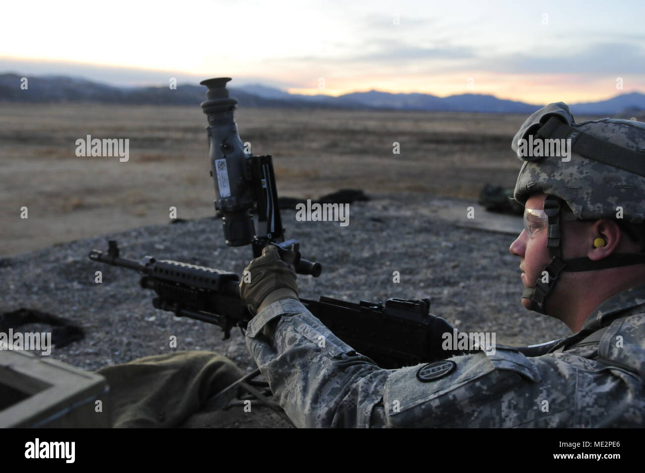Réserve de l'armée américaine douze soldats de la 316e Commandement de soutien expéditionnaire a récemment terminé une semaine de M240B arme automatique événement de formation appelé Opération Cold Steel II à Ft. Hunter Liggett, Californie le 12 décembre 2017. La formation rend les soldats de maintien en puissance plus meurtriers, précis et prêtes au combat. Banque D'Images