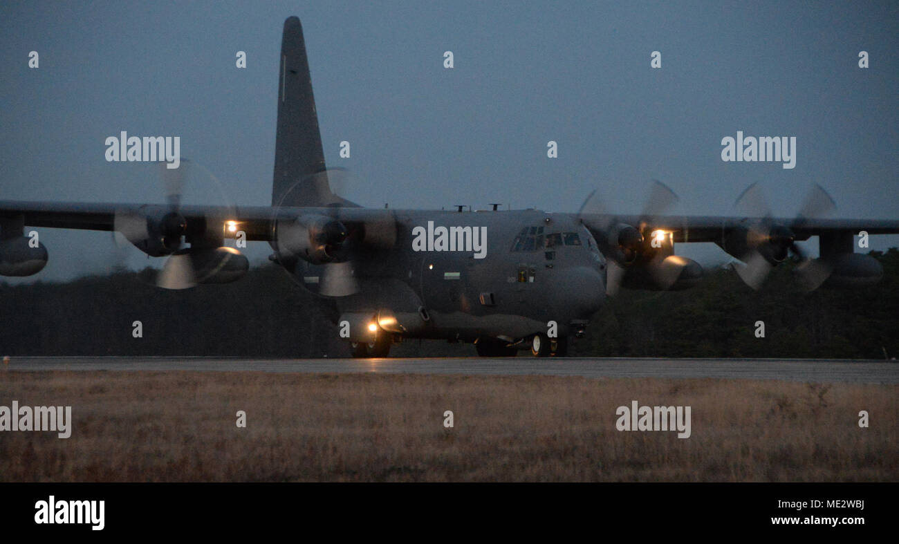 Un HC-130P/N King de la New York Air National Guard 106e Escadre de sauvetage est prêt pour le décollage à Francis S. Gabreski Air National Guard Base, N.Y., 19 déc., 2017. Ce C-130 est l'accomplissement pararescuemen et le sauvetage de combat qui offriront de parachute à partir de l'aéronef pour mener une opération militaire en chute libre. (U.S. Photo de la Garde nationale aérienne Airman Sean Madden) Banque D'Images