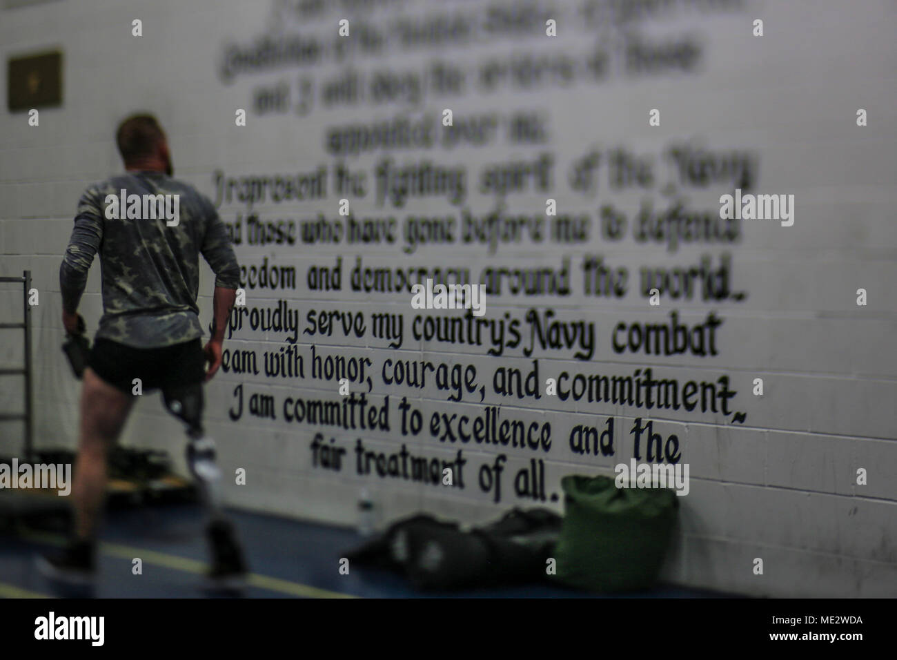 Le Cpl. Rory Hamill, un blessé au combat, Marine s'arrête pour regarder les Marin's Creed sur le mur de la salle de sport sur la base de Joint Base McGuire-Dix-Lakehurst, N.J., le 4 décembre 2017. (U.S. Air National Guard photo par le Sgt. Matt Hecht) Banque D'Images