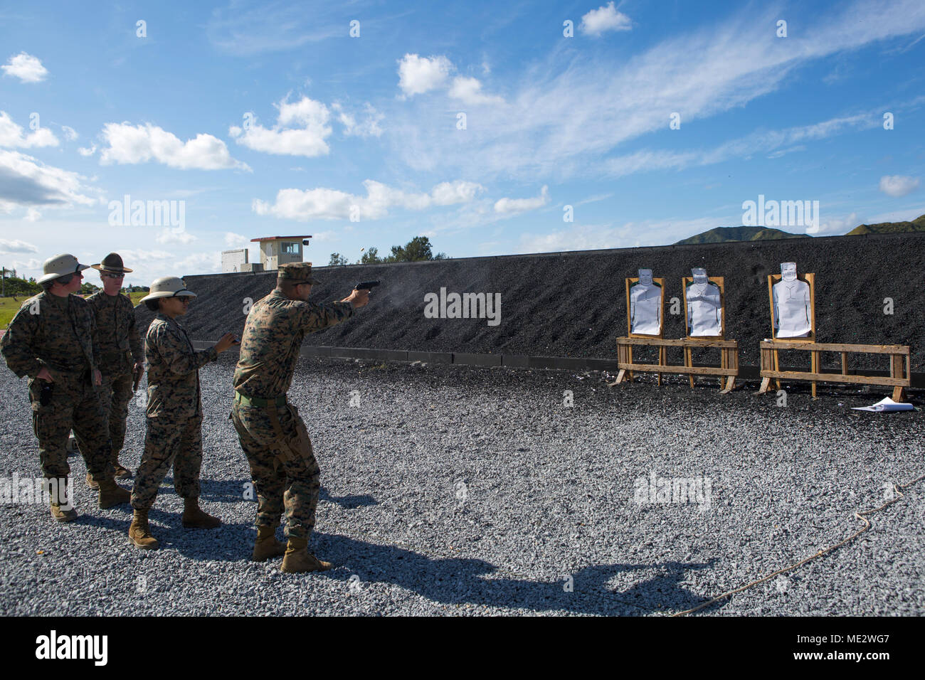 CAMP HANSEN, Okinawa, Japon- un tire une Marine M9 9 mm pistolet de service au cours de l'United States Marine Corps l'adresse au tir est Competition-Far 6 décembre à bord d'Hansen Camp, Okinawa, Japon. Une série de tir pratiqué concurrents de cinq coups à tir rapide, au cours de la suppression d'un magazine, le rechargement et en tirant une dernière photo. Les concurrents ont eu l'occasion d'apprendre et de tirer en même temps que le Corps des marines de l'équipe de tir officiel. (U.S. Marine Corps photo par Lance Cpl. Danielle R. Prentice) Banque D'Images