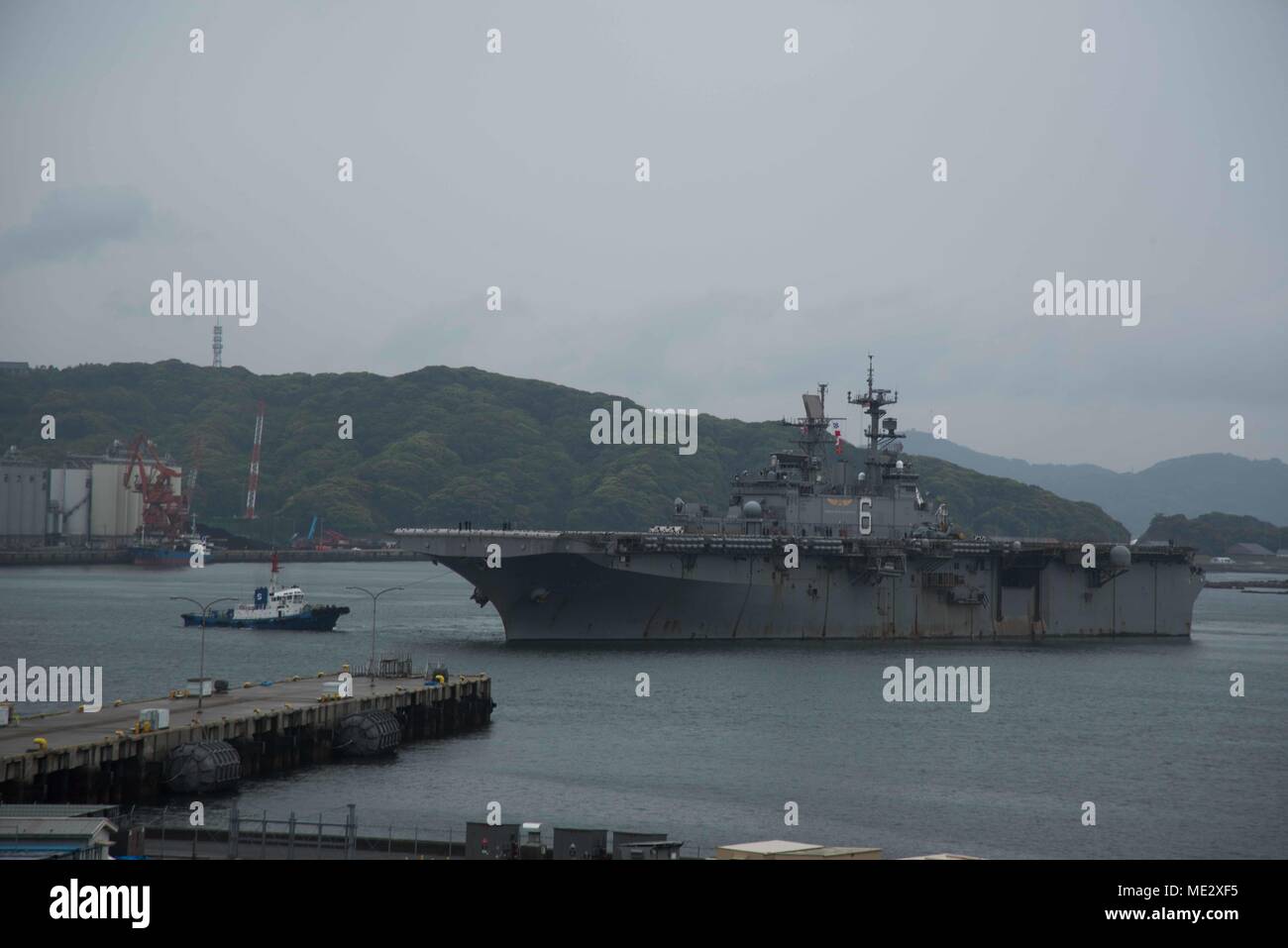 L'USS Bonhomme Richard (LHD-6) est un navire d'assaut amphibie de classe Wasp de la marine américaine conçu pour soutenir les opérations expéditionnaires de la Marine. L'image d'archive documente le retour du navire à Sasebo, au Japon, le 17 avril 2018, avant un transfert prévu au port d'attache à San Diego après six ans de déploiement avancé dans la région Indo-Pacifique. Banque D'Images