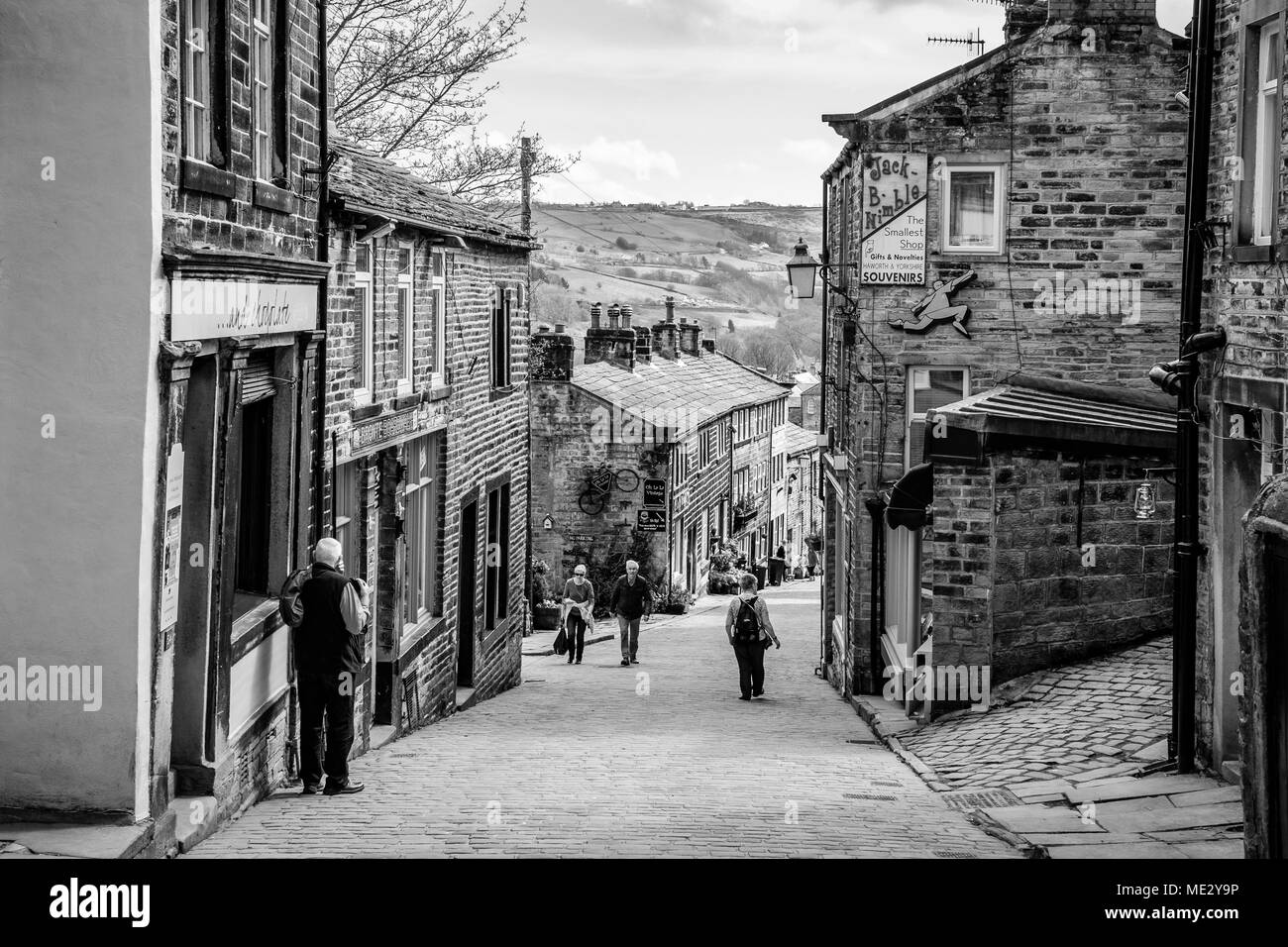 Rue principale dans le village de Haworth, près de Bradford, accueil de la célèbre famille de Bronte. Banque D'Images