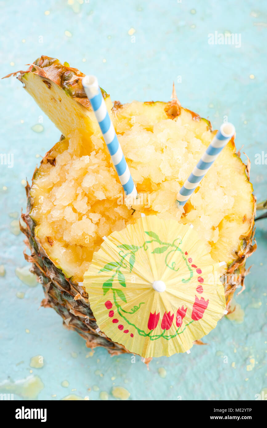 Froid de glace, sorbet ananas servi en boisson d'été tropical. Banque D'Images