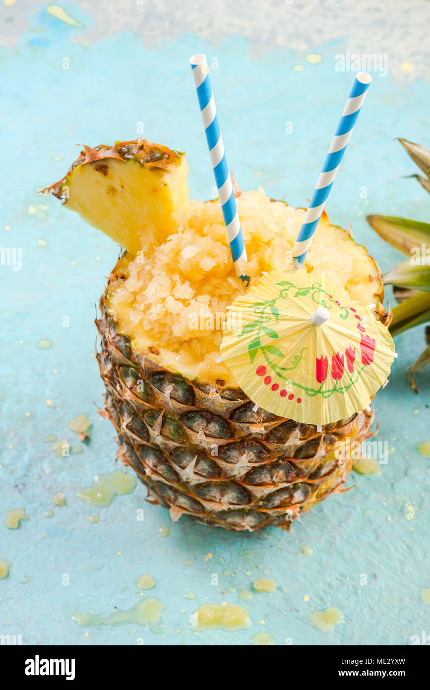 Granité de jus congelé verre dans l'ananas. Banque D'Images