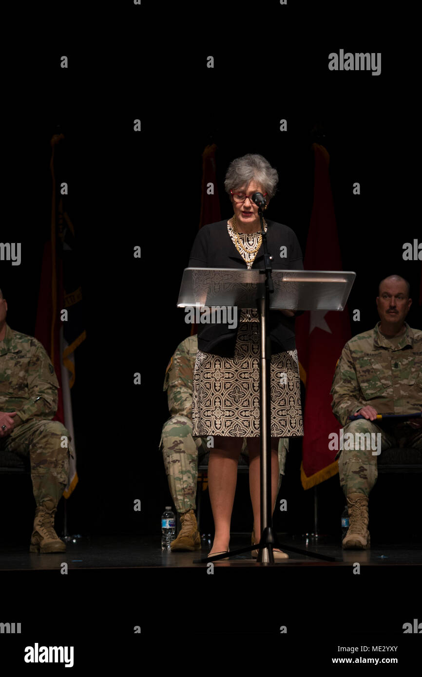 Janet Bradbury lit une lettre au nom de United States, le sénateur Tom Tillis lors d'une cérémonie pour le déploiement de la Garde nationale de Caroline du Nord (NCNG) 1-130ème Bataillon de Reconnaissance, d'attaque (1-130e ARB) et Det. 1 La Société B 638e Bataillon de soutien de l'Aviation à Hope Community Church à Raleigh (Caroline du Nord), le 17 avril 2018. L'unité est presque 300 soldats servira de groupe de travail aviation bataillon à l'appui de l'opération Liberté's Sentinel sur Train, conseiller et aider - Commande du Sud (TAAC-S) à l'appui des forces américaines et afghanes des Forces de défense et de sécurité nationale Banque D'Images