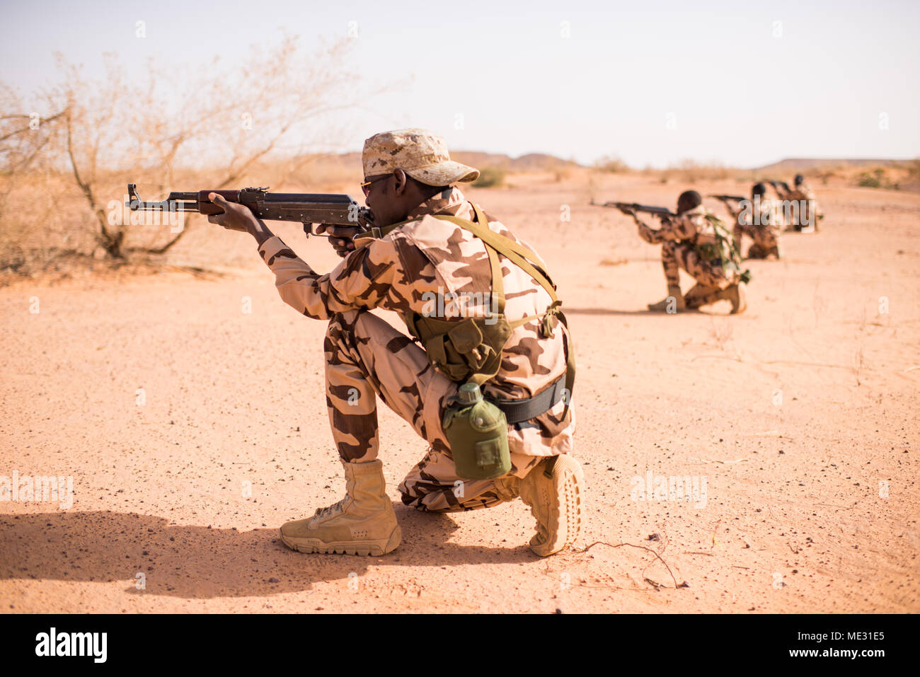 Des soldats tchadiens leader clé l'engagement et la formation d'embuscade avec 20e Groupe des Forces spéciales pendant 18 à silex au Niger, l'Afrique le 17 avril 2018. Environ 1 900 militaires de plus de 20 pays d'Afrique de l'ouest et les pays partenaires participant au fusil à silex de 2018 à plusieurs endroits au Niger, au Burkina Faso et au Sénégal. (U.S. Photo de l'armée par le sergent. Jérémie Runser) Banque D'Images